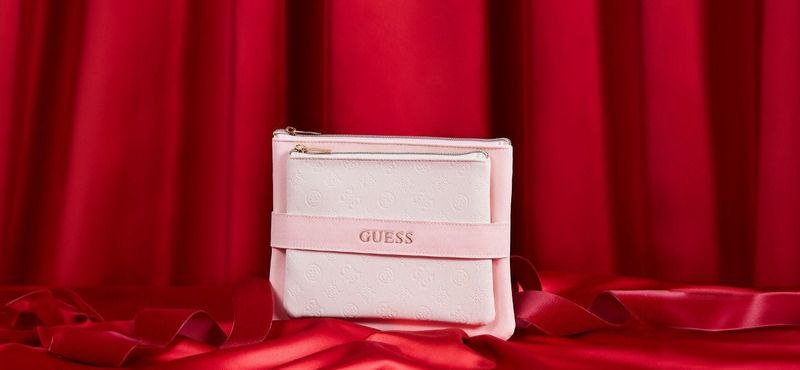 Косметичка GUESS в подарок!